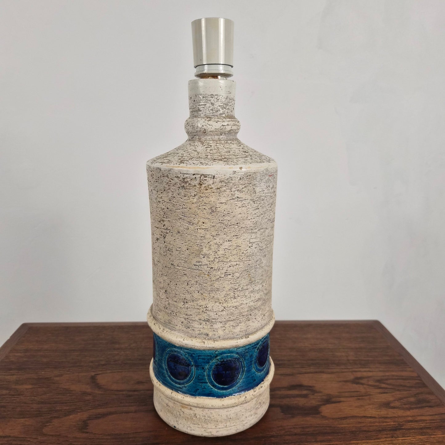 Pied de lampe à décor trifoglio céramique par Aldo Londi pour Bitossi – vue générale du luminaire – en céramique – Italie, années 1960 – Atelier 56
