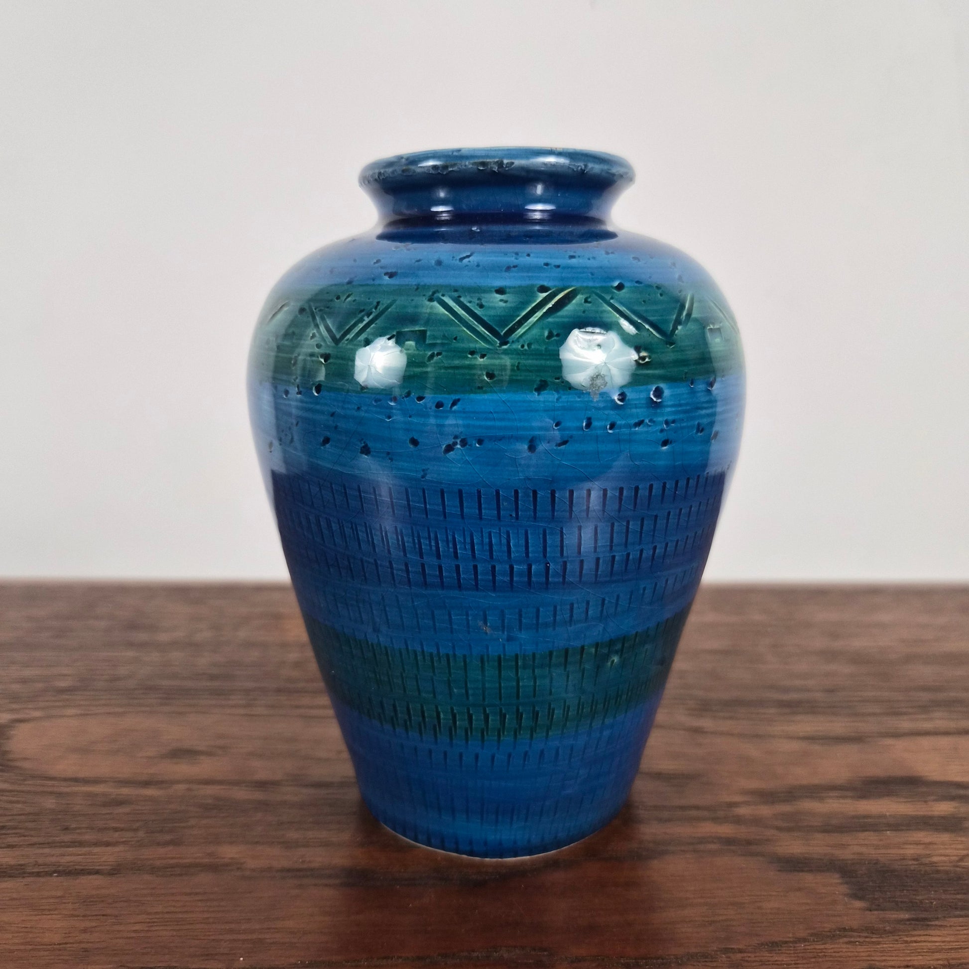 Vase en terre cuite émaillé Rimini Blue par Aldo Londi pour Bitossi, Italie, 1960 – vue de profil – en céramique – Italie, années 1960 – Atelier 56