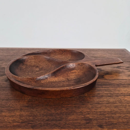 Plateau en teck par Laur Jensen, Danemark, 1960 – vue de trois-quarts – en teck – Danemark, années 1960 – Atelier 56