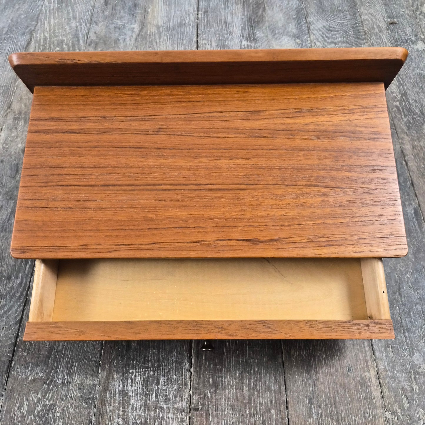 Paire de tables de chevet à tiroir en teck par Omann Jun pour Møbelfabrik, Danemark, 1960 – vue de profil – en teck – Danemark, années 1960 – Atelier 56