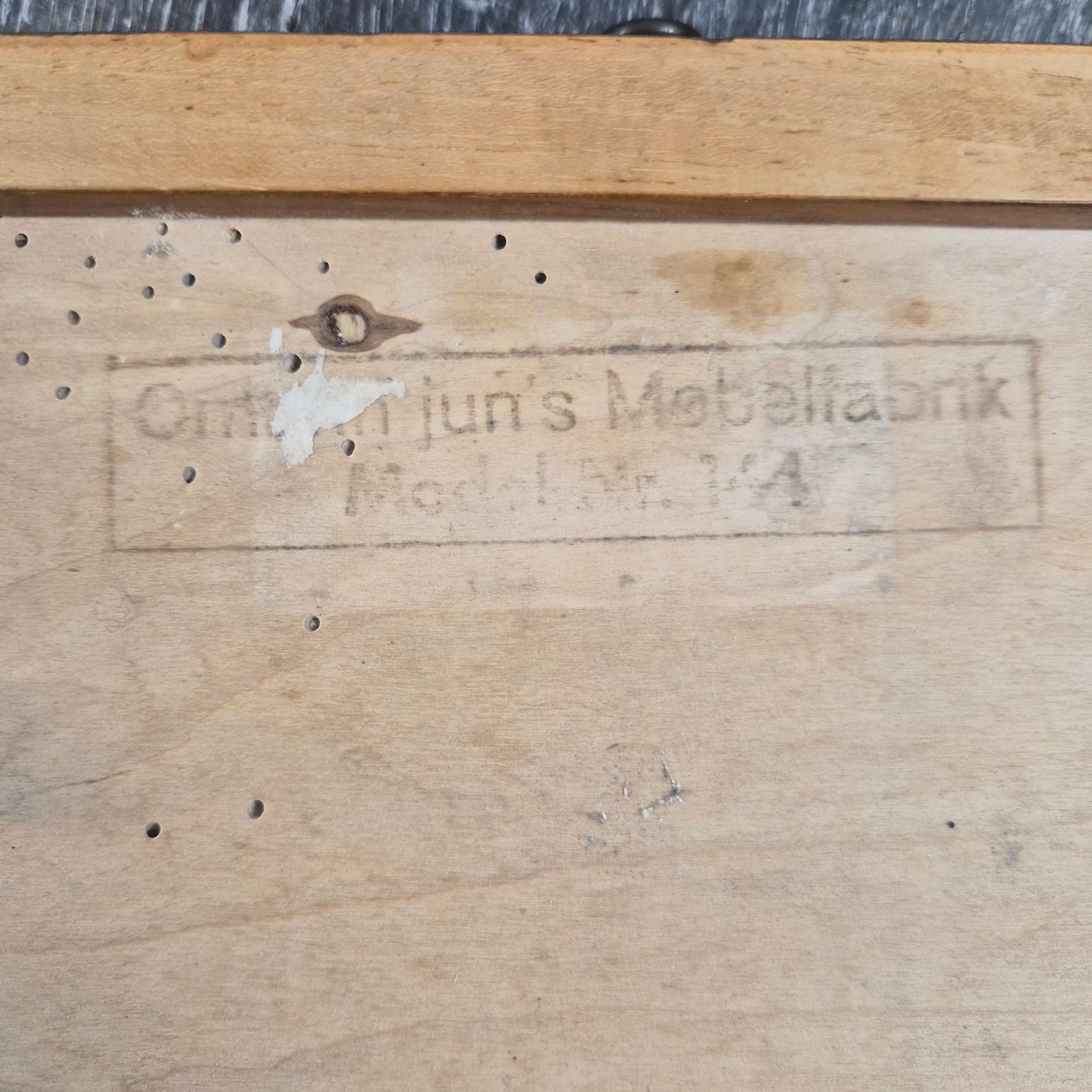 Paire de tables de chevet à tiroir en teck par Omann Jun pour Møbelfabrik, Danemark, 1960 – détail de la poignée – en teck – Danemark, années 1960 – Atelier 56
