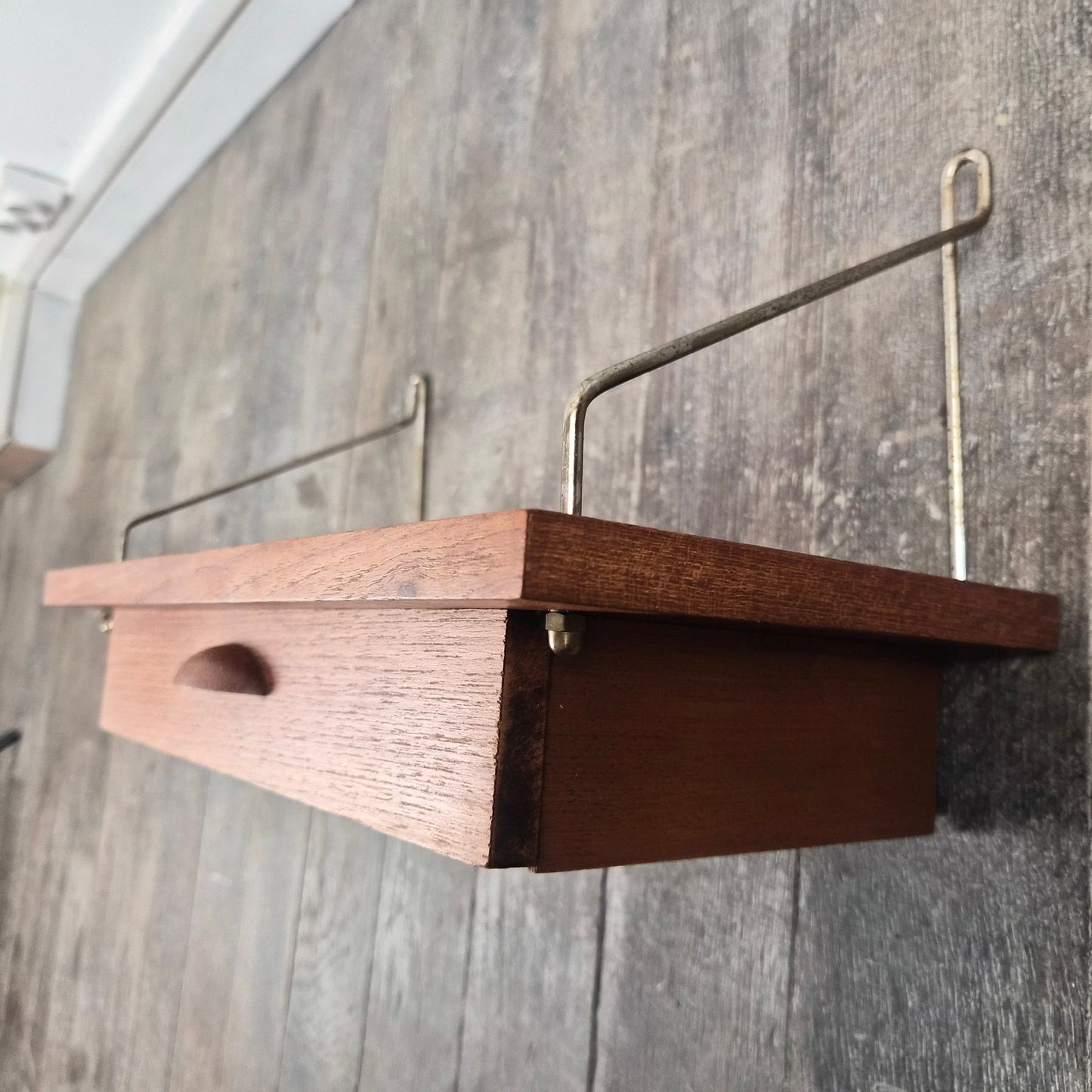 Etagère en teck à tiroir et supports laiton, Danemark, 1960 – vue de profil – en teck, laiton – Danemark, années 1960 – Atelier 56