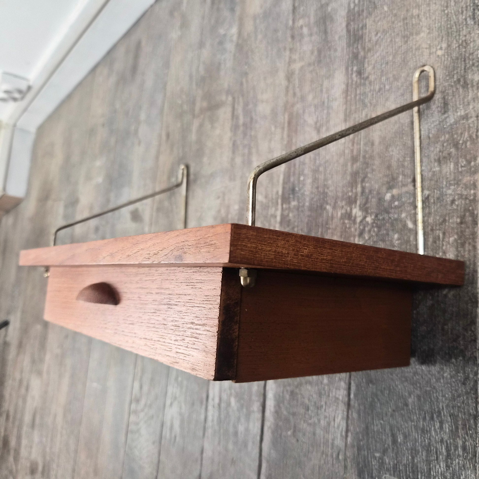 Etagère en teck à tiroir et supports laiton, Danemark, 1960 – vue de profil – en teck, laiton – Danemark, années 1960 – Atelier 56