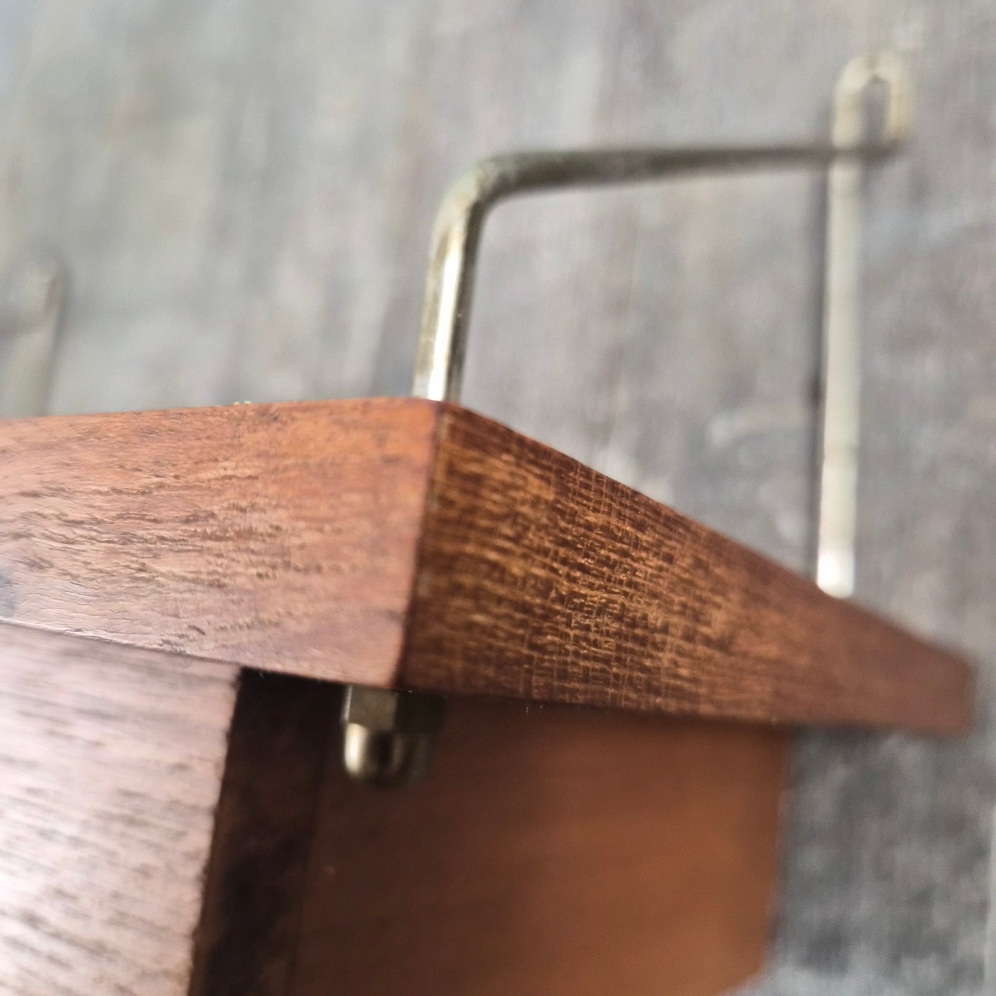 Etagère en teck à tiroir et supports laiton, Danemark, 1960 – vue intérieure – en teck, laiton – Danemark, années 1960 – Atelier 56