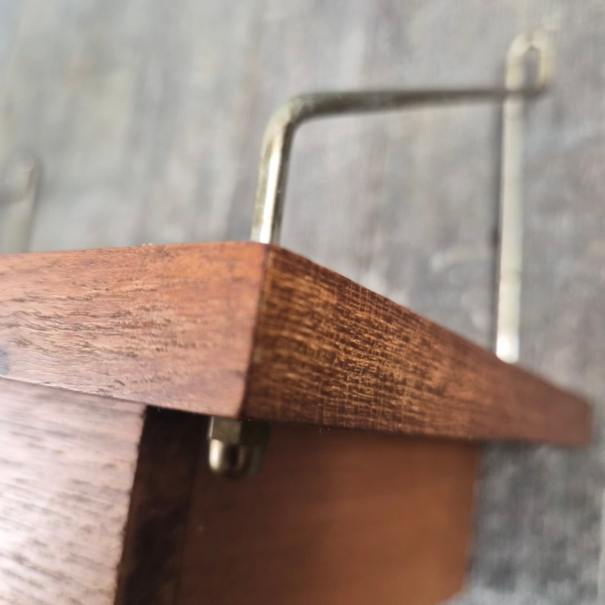Etagère en teck à tiroir et supports laiton, Danemark, 1960 – vue intérieure – en teck, laiton – Danemark, années 1960 – Atelier 56