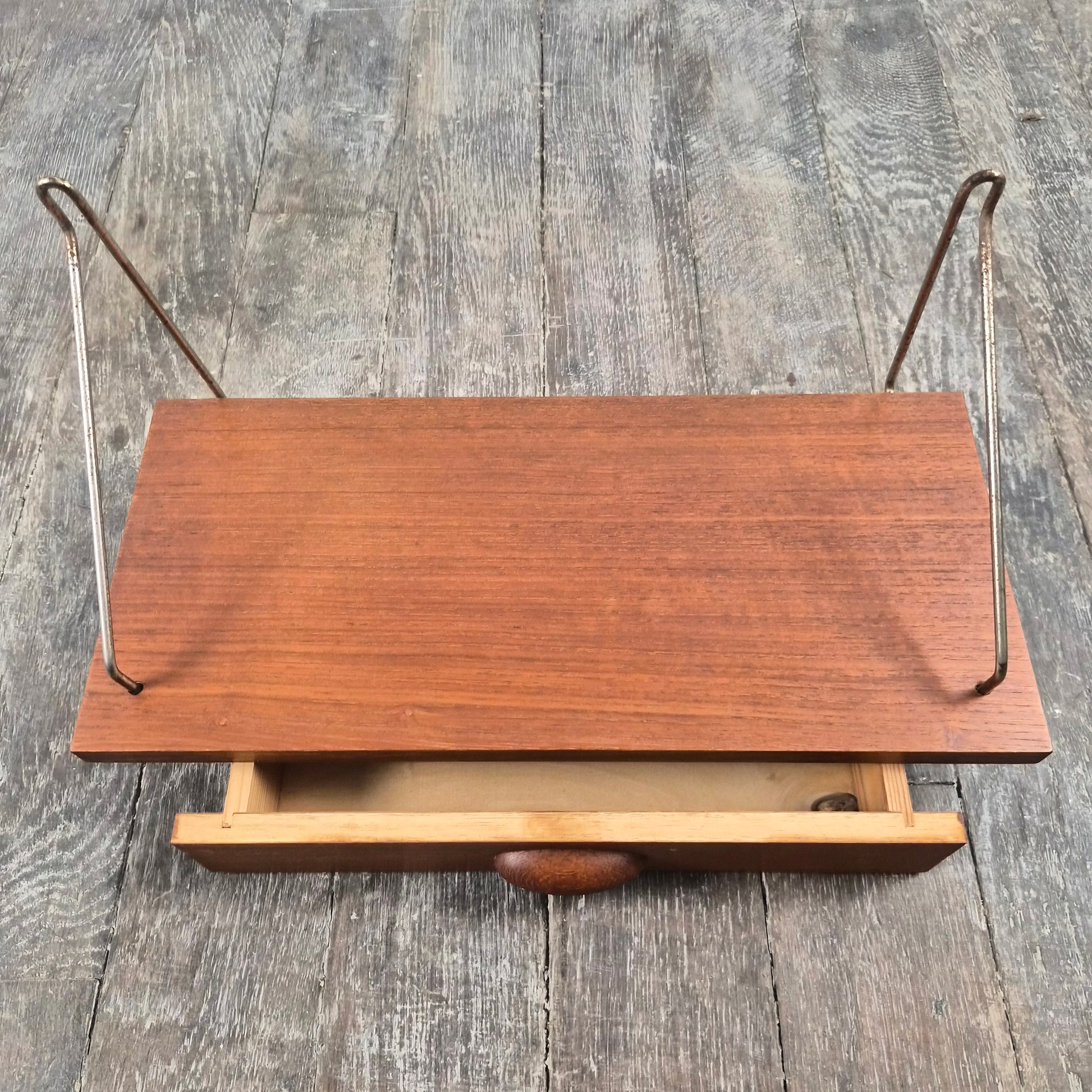 Etagère en teck à tiroir et supports laiton, Danemark, 1960 – vue de trois-quarts – en teck, laiton – Danemark, années 1960 – Atelier 56