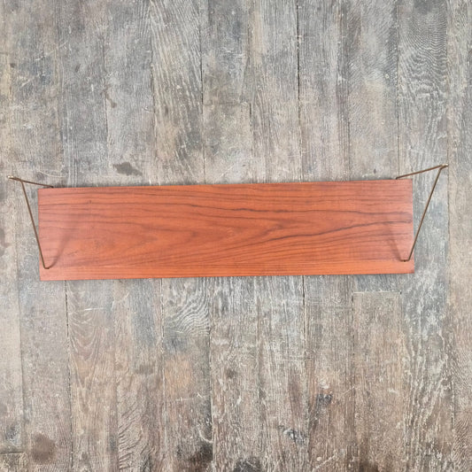 Etagère en teck et supports laiton, Danemark, 1960 – vue de trois-quarts – en teck, laiton – Danemark, années 1960 – Atelier 56