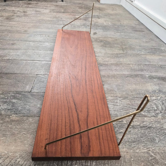 Etagère en teck et supports laiton, Danemark, 1960 – vue de face – en teck, laiton – Danemark, années 1960 – Atelier 56