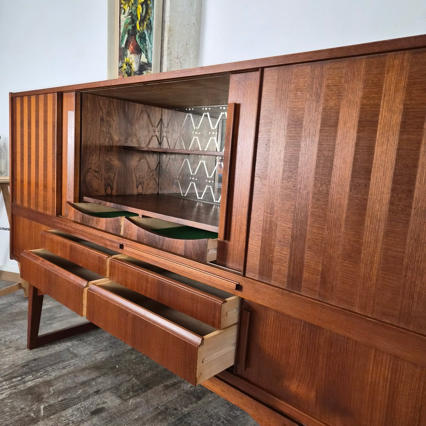 Enfilade bar en teck et palissandre à tiroirs et portes en marquèterie, Danemark, 1950 – détail du plateau et du veinage du bois – en teck, palissandre – Danemark, années 1950 – Atelier 56