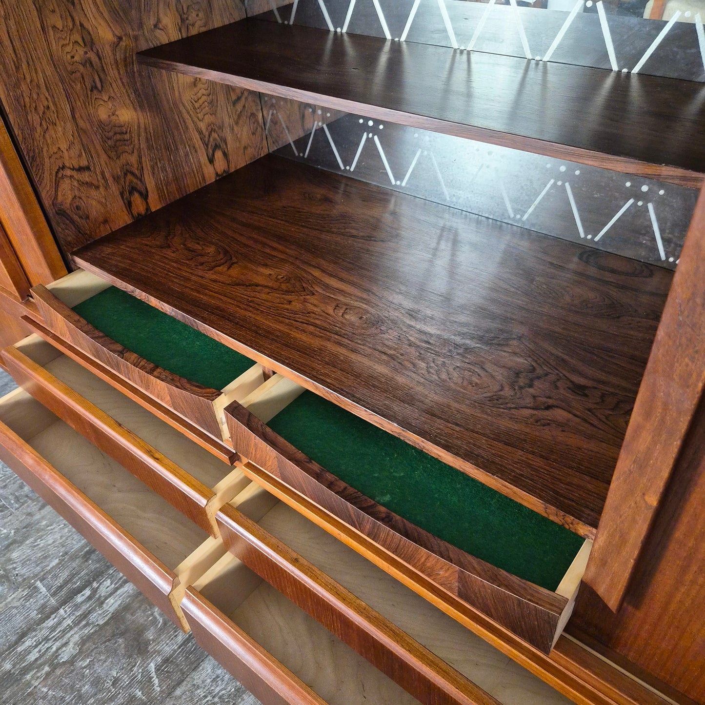 Enfilade bar en teck et palissandre à tiroirs et portes en marquèterie, Danemark, 1950 – détail du piètement – en teck, palissandre – Danemark, années 1950 – Atelier 56