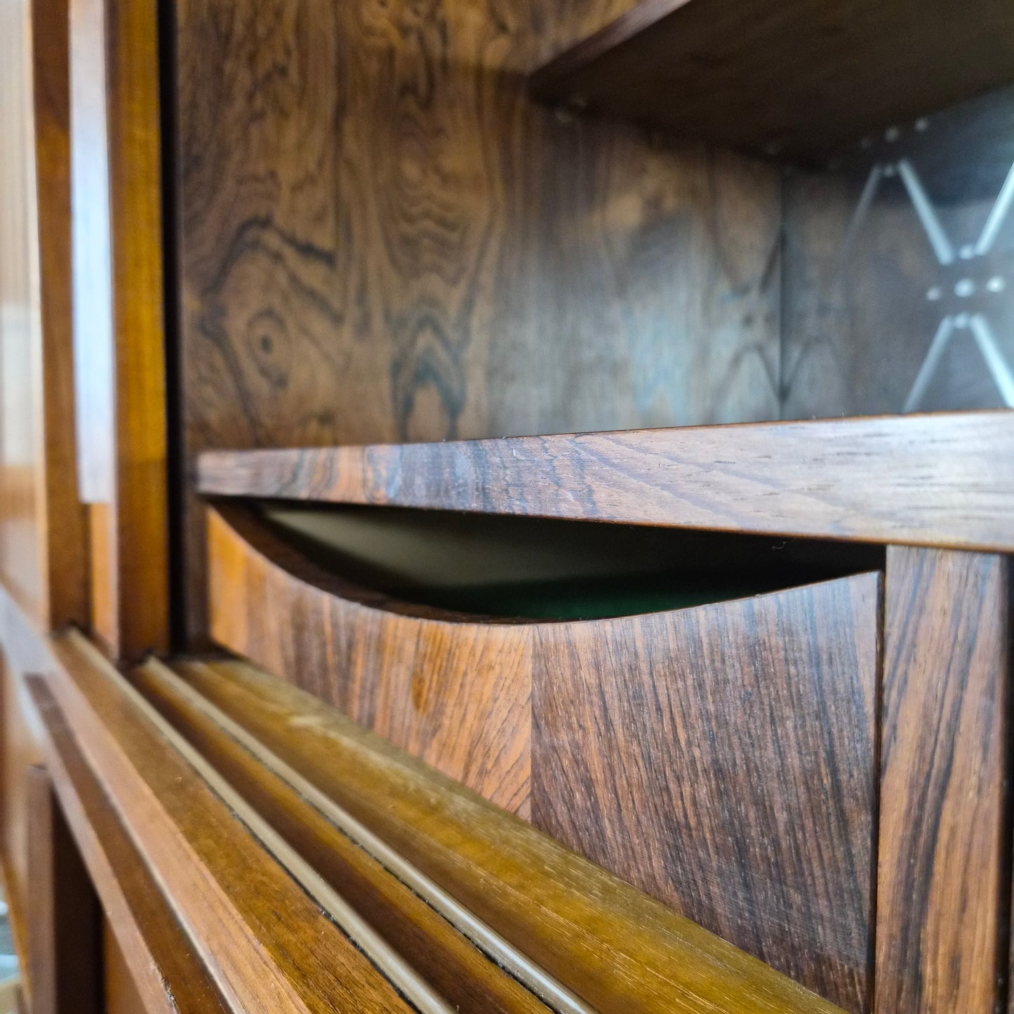 Enfilade bar en teck et palissandre à tiroirs et portes en marquèterie, Danemark, 1950 – vue arrière – en teck, palissandre – Danemark, années 1950 – Atelier 56