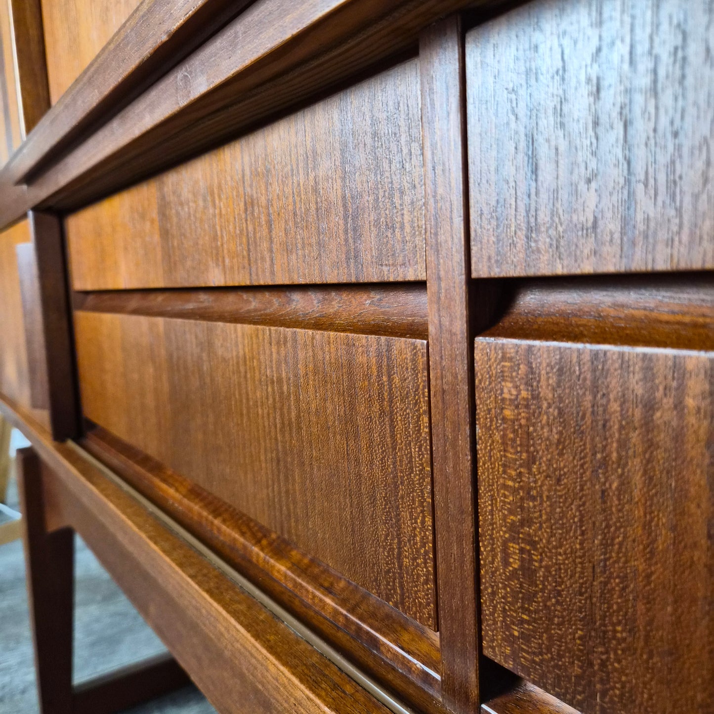 Enfilade bar en teck et palissandre à tiroirs et portes en marquèterie, Danemark, 1950 – vue de trois-quarts – en teck, palissandre – Danemark, années 1950 – Atelier 56