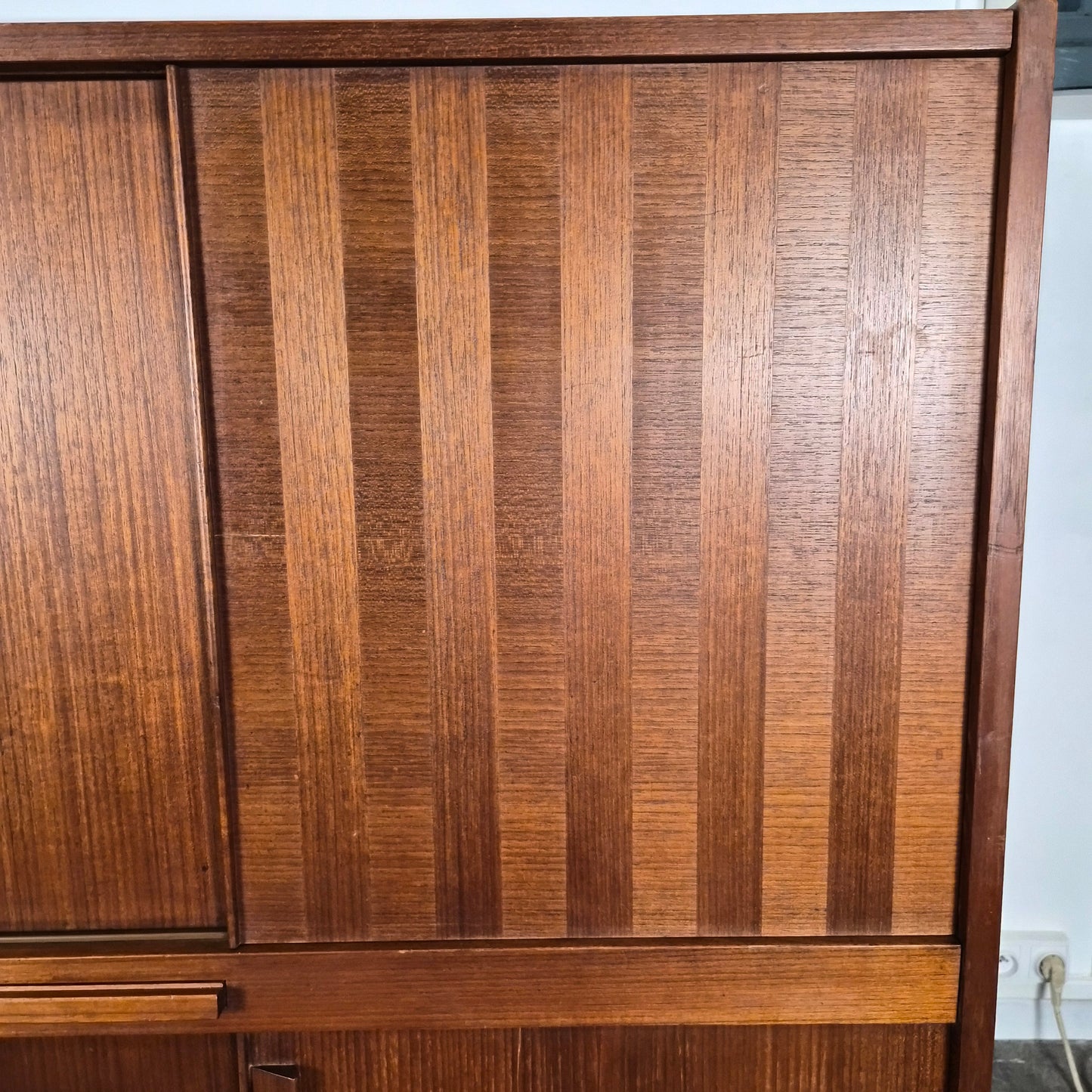Enfilade bar en teck et palissandre à tiroirs et portes en marquèterie, Danemark, 1950 – vue de profil – en teck, palissandre – Danemark, années 1950 – Atelier 56