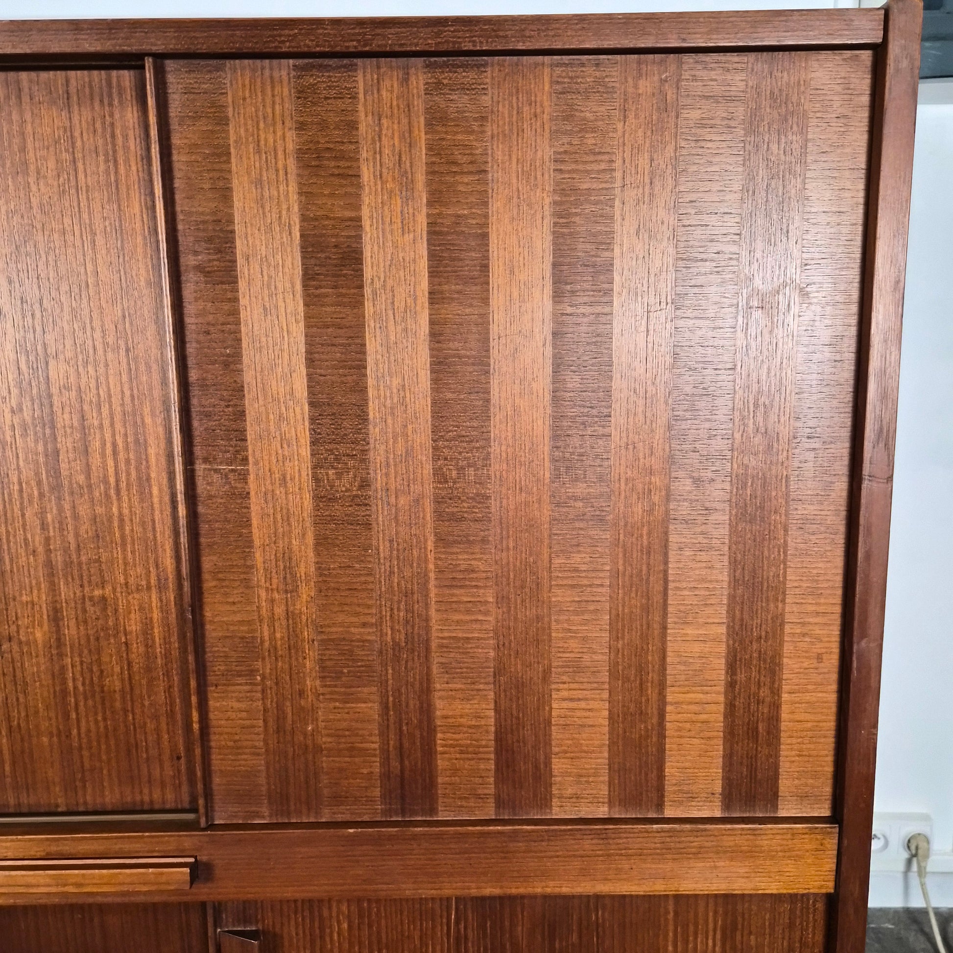 Enfilade bar en teck et palissandre à tiroirs et portes en marquèterie, Danemark, 1950 – vue de profil – en teck, palissandre – Danemark, années 1950 – Atelier 56