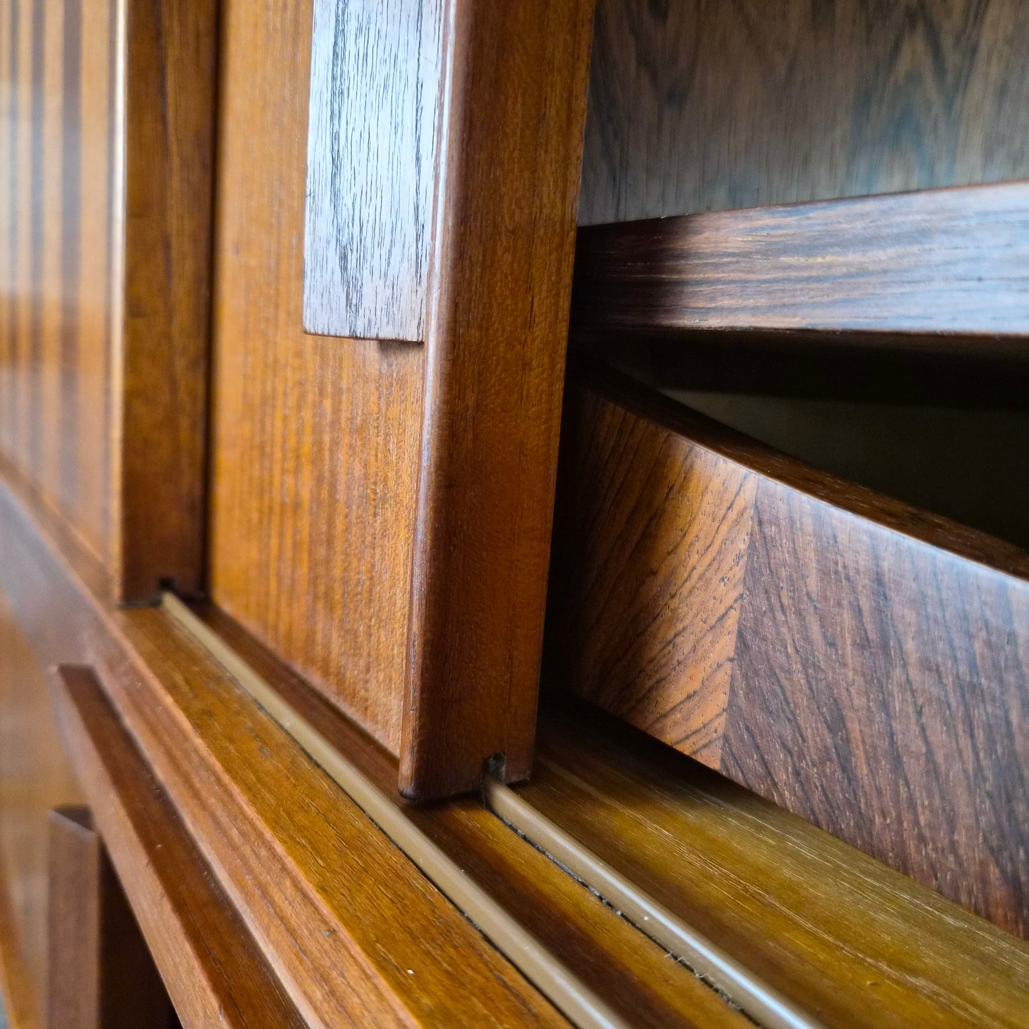 Enfilade bar en teck et palissandre à tiroirs et portes en marquèterie, Danemark, 1950 – détail de l’état et de la patine – en teck, palissandre – Danemark, années 1950 – Atelier 56
