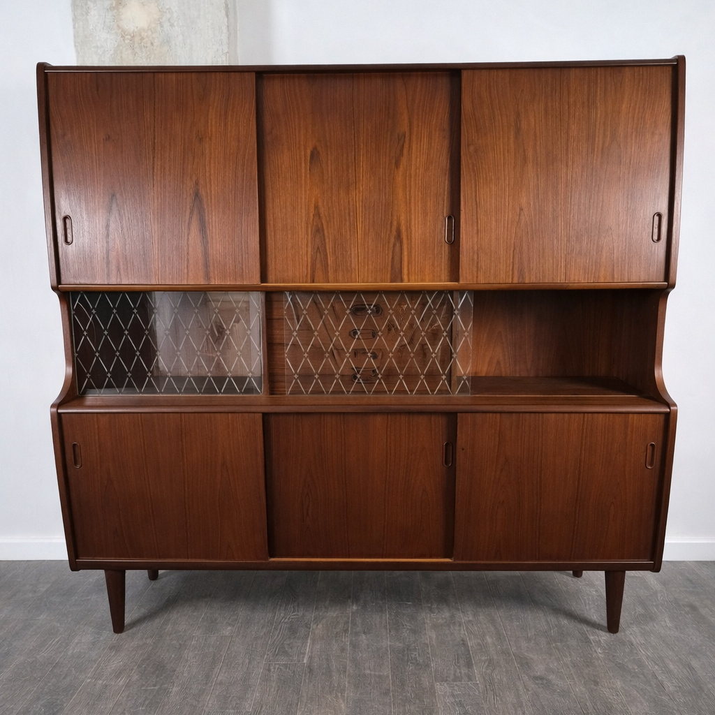 Double enfilade bar en teck par Poul M. Jessen pour PMJ Viby, Danemark, 1950 – vue de profil – en teck, miroir – Danemark, années 1950 – Atelier 56