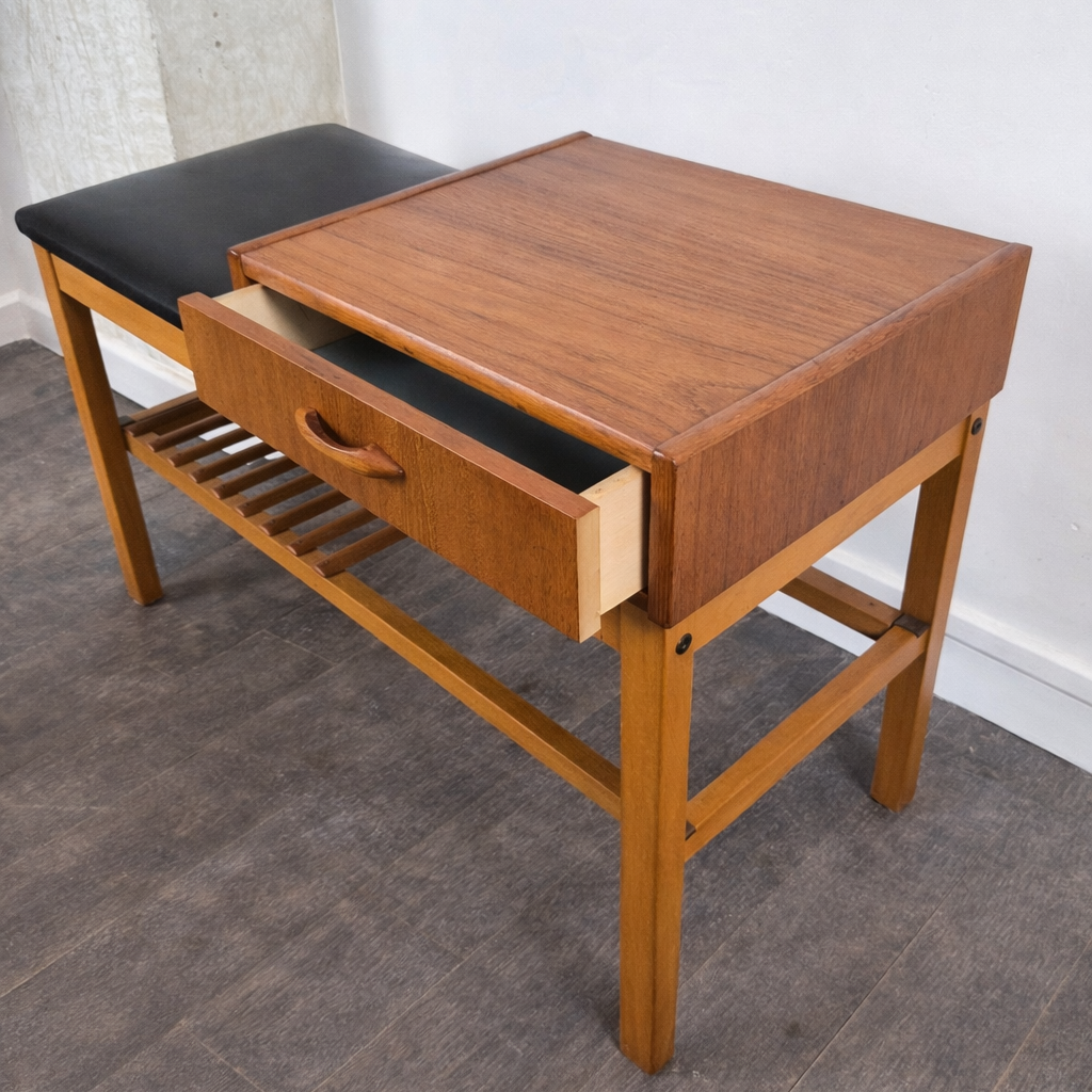 Banc d'entrée modèle "Gossip chair" en teck et simili cuir par Jörgen Maahr/Otto Nielsen, Suède, 1960 – vue de profil – en teck, cuir, simili cuir – Suède, années 1960 – Atelier 56