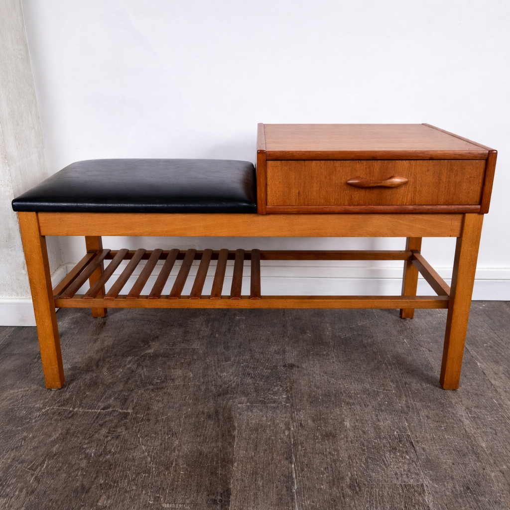 Banc d'entrée modèle "Gossip chair" en teck et simili cuir par Jörgen Maahr/Otto Nielsen, Suède, 1960 – vue de face – en teck, cuir, simili cuir – Suède, années 1960 – Atelier 56