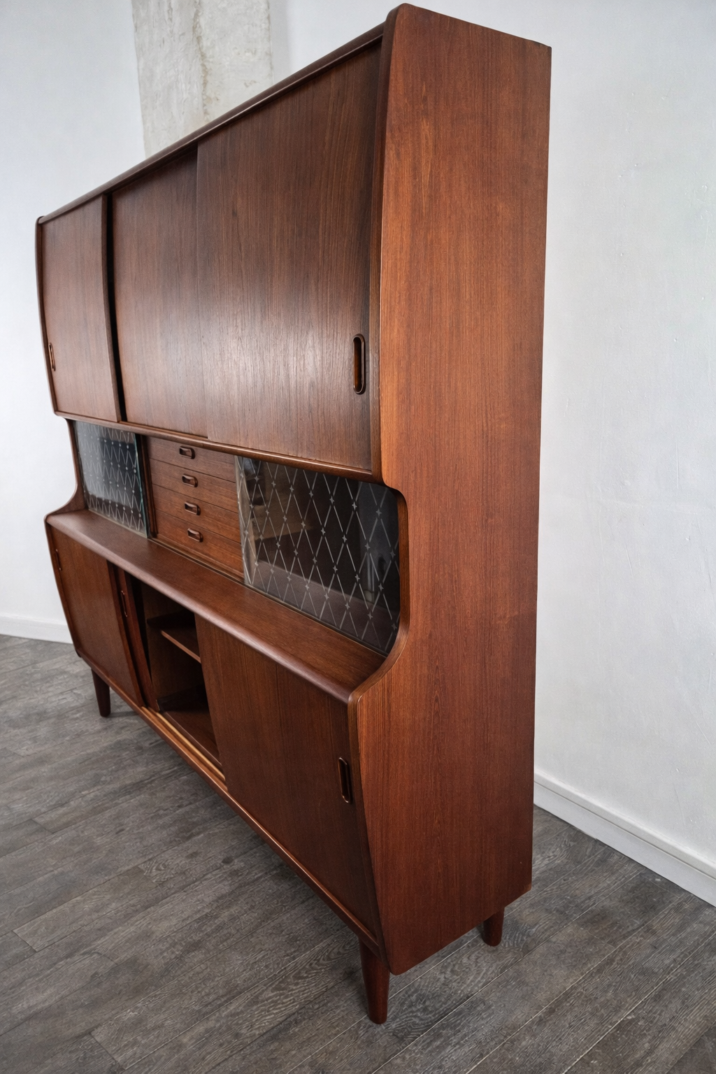 Double enfilade bar en teck par Poul M. Jessen pour PMJ Viby, Danemark, 1950 – vue portes et tiroirs ouverts – en teck, miroir – Danemark, années 1950 – Atelier 56