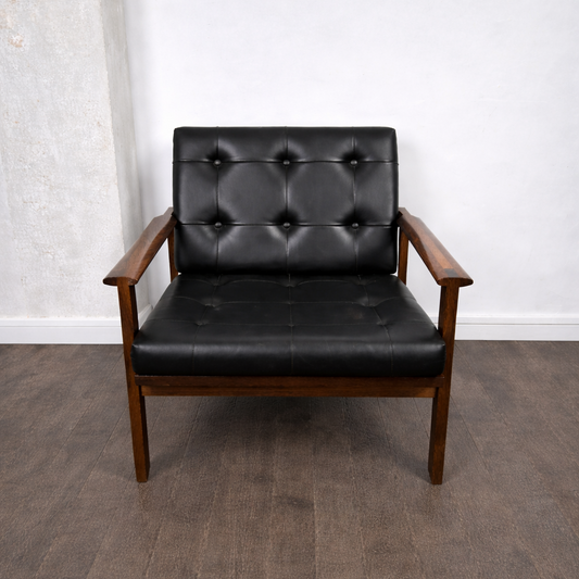 Paire de fauteuil en palissandre modèle Capella par Illum Wikkelsø pour Niels Eilersen, Danemark, 1960 – vue de trois-quarts – en palissandre, cuir, simili cuir – Danemark, années 1960 – Atelier 56