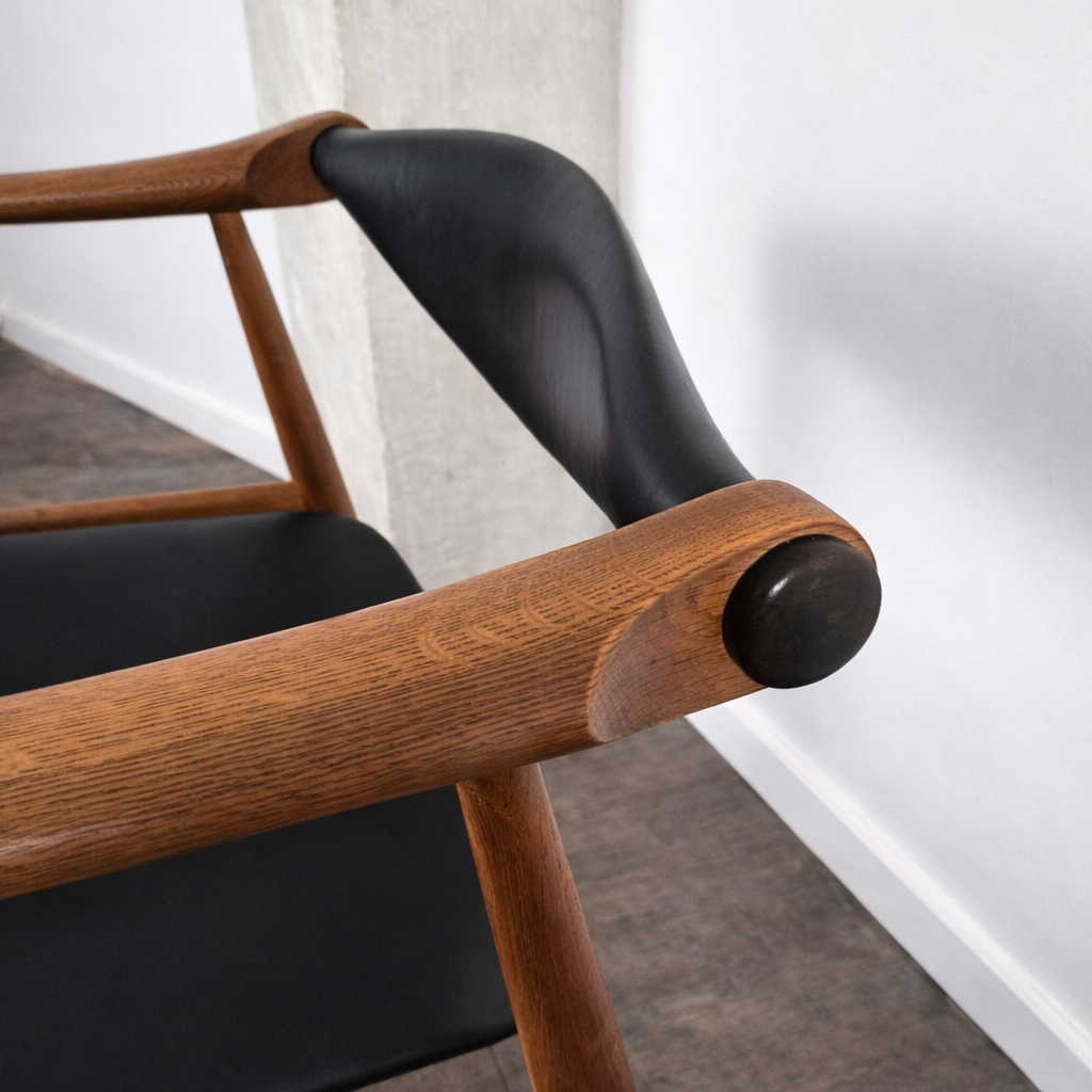 Chaise en chêne et cuir noir, modèle "Yoke" CH-34 par Hans J. Wegner pour Carl Hansen & Søn, Danemark, 1960 – vue de profil – en chêne, cuir – Danemark, années 1960 – Atelier 56