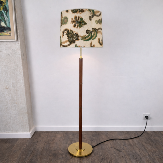 Lampe sur pied en teck et laiton avec abat jour, Danemark, 1960 – vue de profil – en teck, laiton, métal – Danemark, années 1960 – Atelier 56