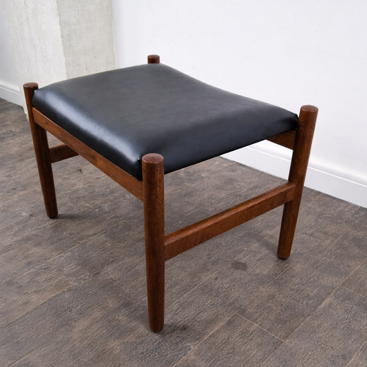 Tabouret Ottoman en teck et cuir par Hugo Frandsen pour Spøttrup Møbler, Danemark, 1960 – vue de trois-quarts – en teck, cuir – Danemark, années 1960 – Atelier 56
