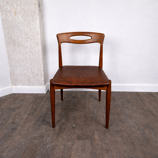 Chaises en teck et simili cuir par Johannes Andersen pour Uldum Møbelfabrik, Danemark, 1960 – vue de face – en teck, cuir, simili cuir – Danemark, années 1960 – Atelier 56