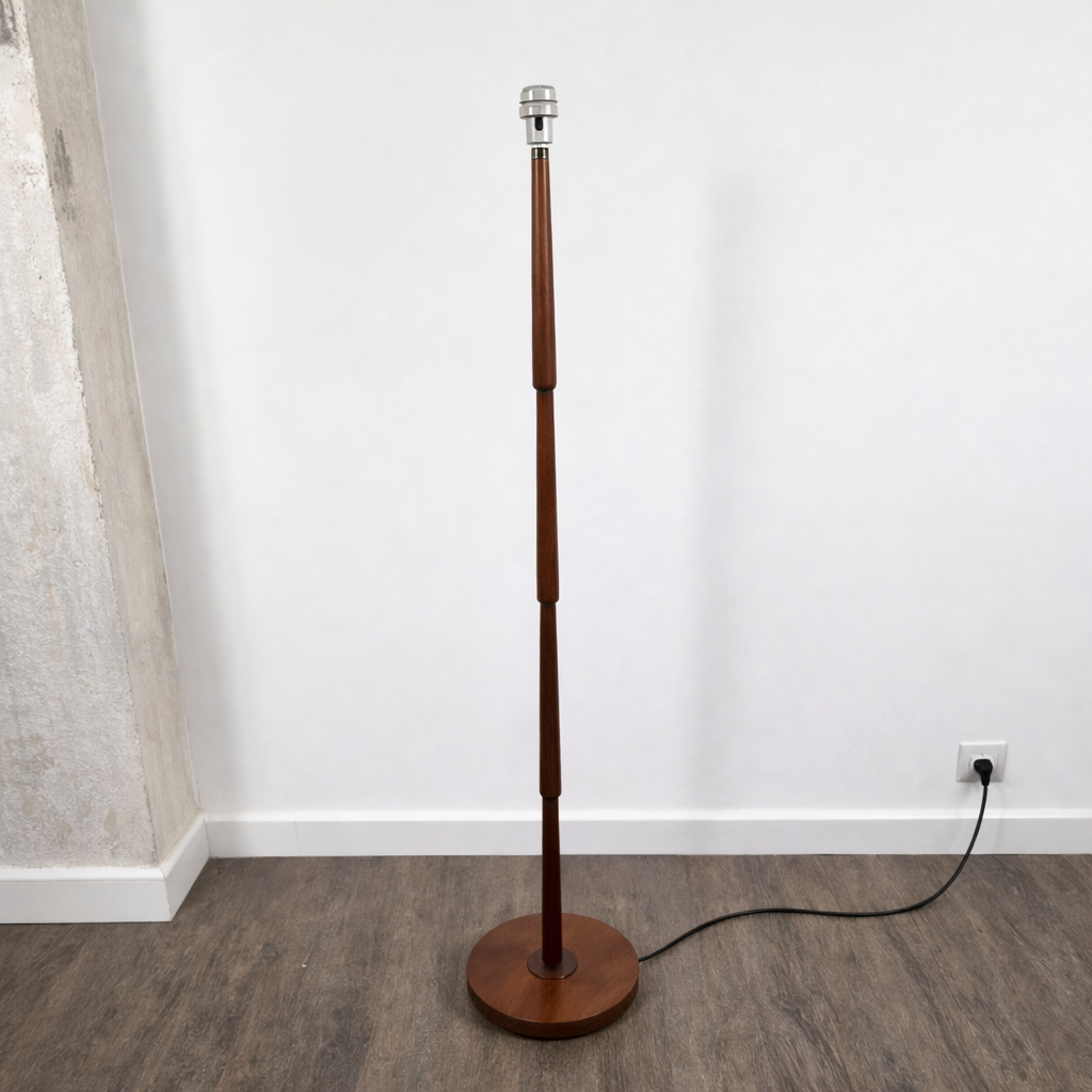 Lampe sur pied en teck avec abat jour, Danemark, 1960 – vue générale du luminaire – en teck – Danemark, années 1960 – Atelier 56