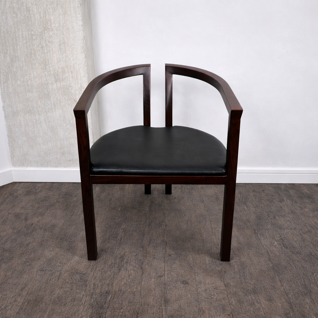 Chaise à accoudoir en palissandre et simili cuir, Danemark, 1960 – vue de face – en palissandre, cuir, simili cuir – Danemark, années 1960 – Atelier 56