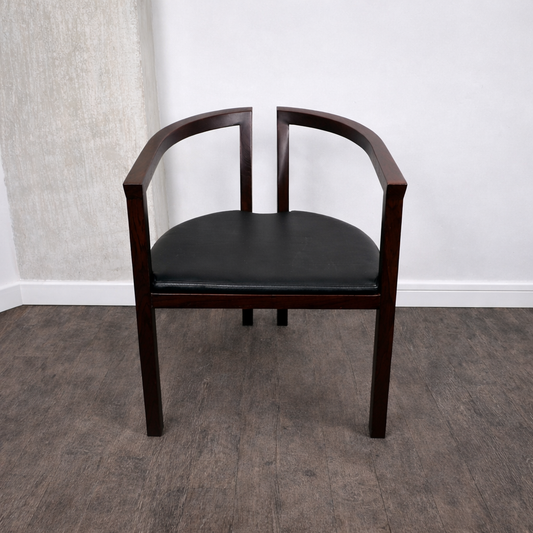 Chaise à accoudoir en palissandre et simili cuir, Danemark, 1960 – vue de face – en palissandre, cuir, simili cuir – Danemark, années 1960 – Atelier 56