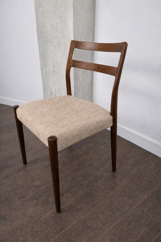 Chaise en palissandre et tissus par Johannes Andersen pour Uldum Møbelfabrik, Danemark, 1960 – vue de trois-quarts – en palissandre – Danemark, années 1960 – Atelier 56
