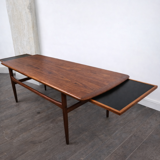 Table basse en teck avec plateaux escamotables attribuée à Robert Christensen pour Arrebo Mobler, Danemark, 1960 – vue de dessus – en teck – Danemark, années 1960 – Atelier 56