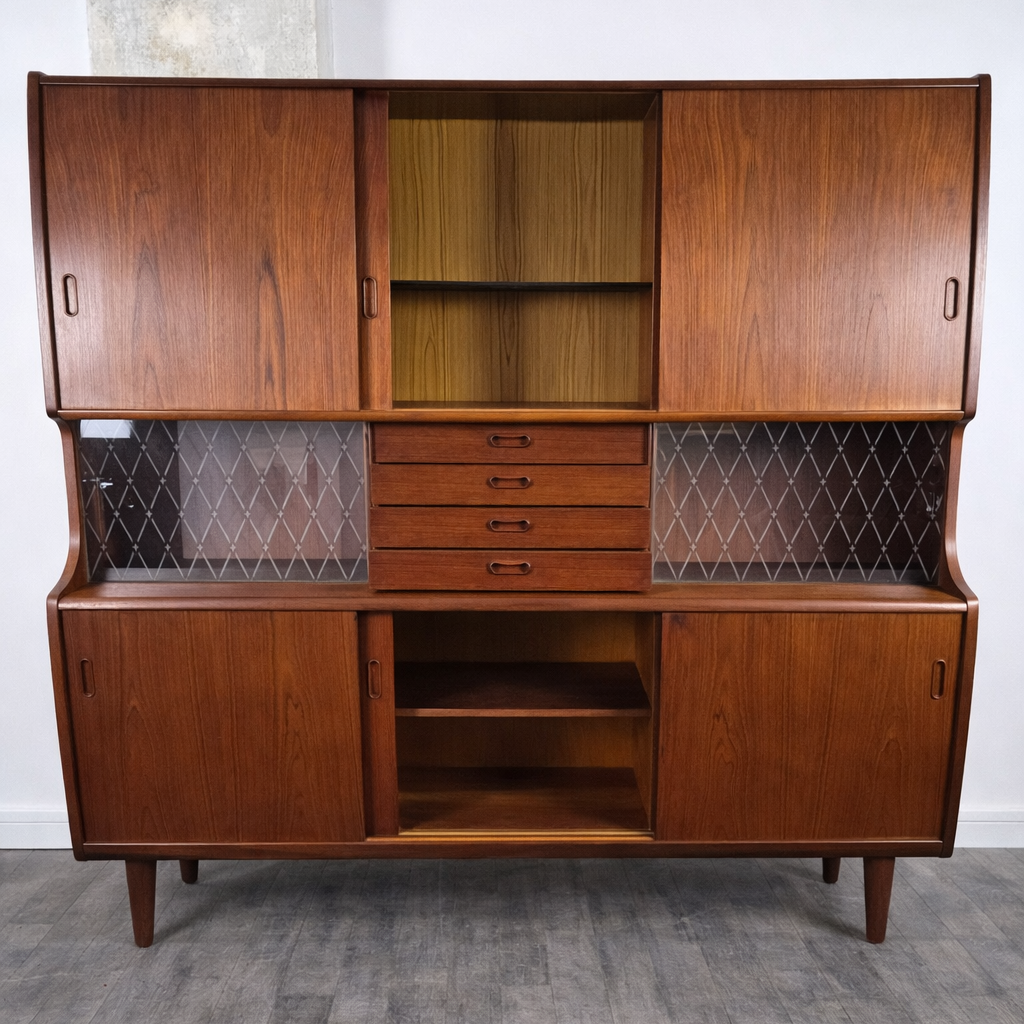 Double enfilade bar en teck par Poul M. Jessen pour PMJ Viby, Danemark, 1950 – vue de trois-quarts – en teck, miroir – Danemark, années 1950 – Atelier 56