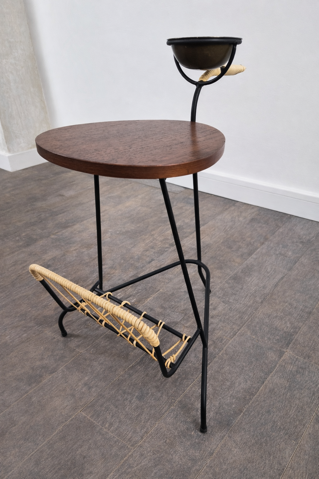 Petite table d'appoint, porte revues et cendrier en fer et teck, Danemark, 1950 – vue de dessus – en teck – Danemark, années 1950 – Atelier 56