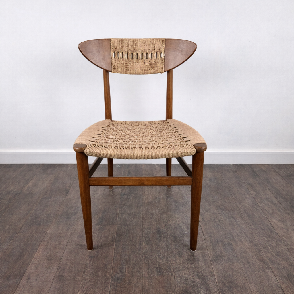 Chaise en teck et corde par Hans. J. Wegner, Danemark, 1950 – vue de face – par Hans J. Wegner – en teck – Danemark, années 1950 – Atelier 56