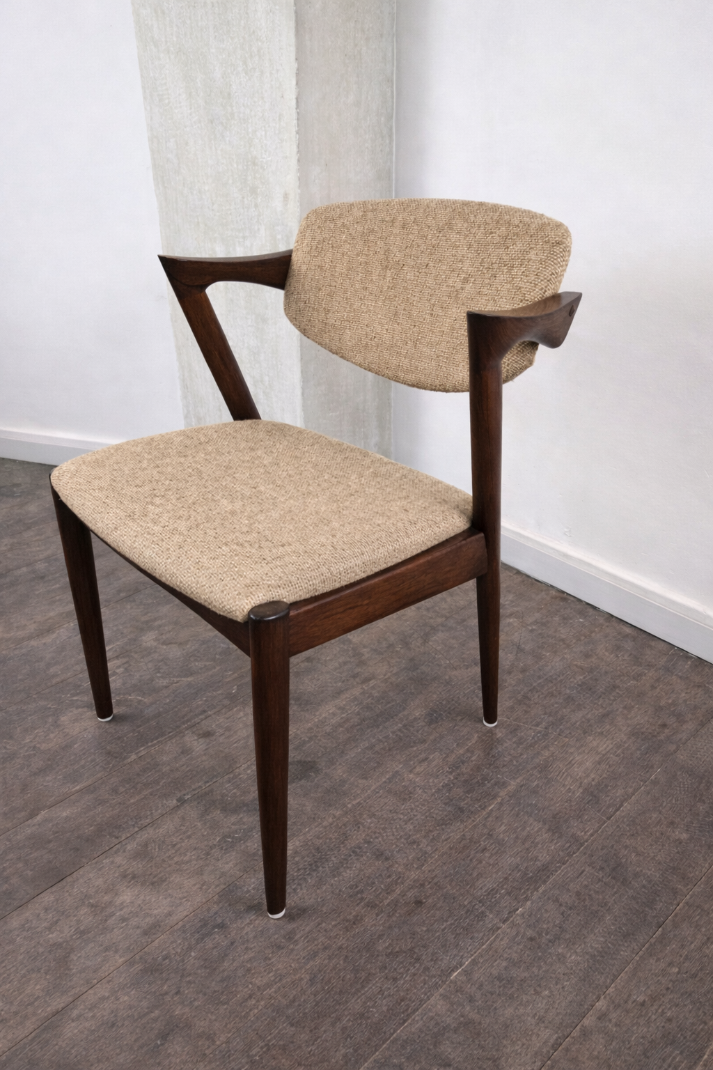 Chaise en palissande et laine, modèle 42 par Kai Kristiansen pour Korup Stolefabrik, Danemark, 1956 – vue de trois-quarts – en teck, palissandre – Danemark – Atelier 56