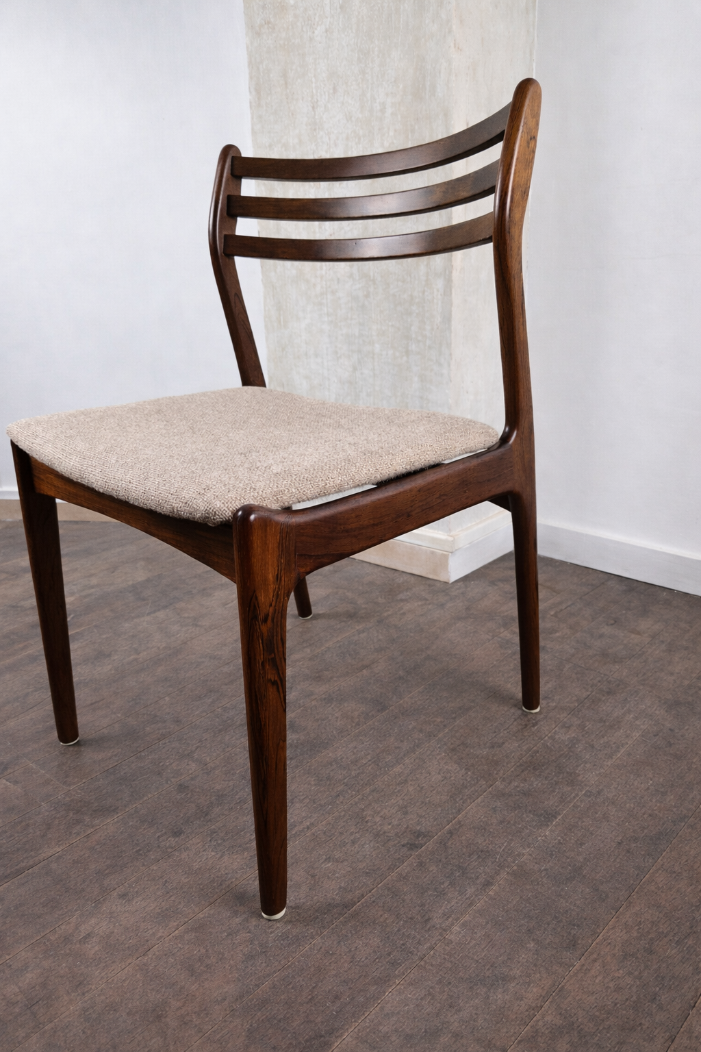 Chaise en palissandre tissu par P. E. Jorgensen pour Farso Stolefabrik, Danemark, 1960 – vue de trois-quarts – en palissandre – Danemark, années 1960 – Atelier 56