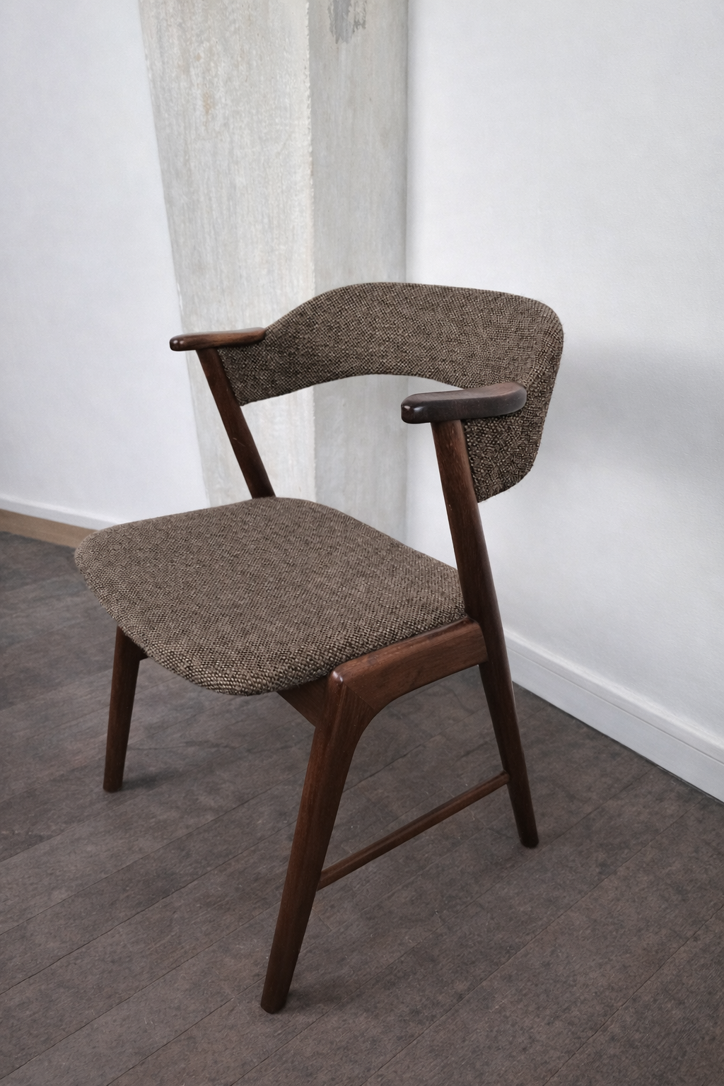 Chaise en palissande et laine, modèle 32 par Kai Kristiansen pour Korup Stolefabrik, Danemark, 1960 – vue de trois-quarts – en teck, palissandre – Danemark, années 1960 – Atelier 56