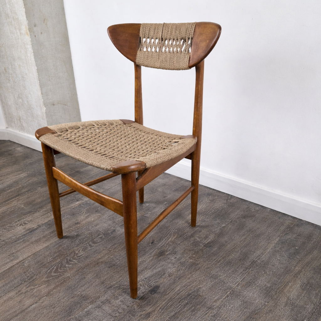 Chaise en teck et corde par Hans. J. Wegner, Danemark, 1950 – vue de trois-quarts – par Hans J. Wegner – en teck – Danemark, années 1950 – Atelier 56