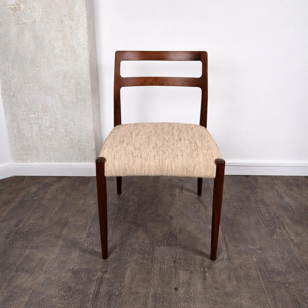 Chaise en palissandre et tissus par Johannes Andersen pour Uldum Møbelfabrik, Danemark, 1960 – vue de face – en palissandre – Danemark, années 1960 – Atelier 56