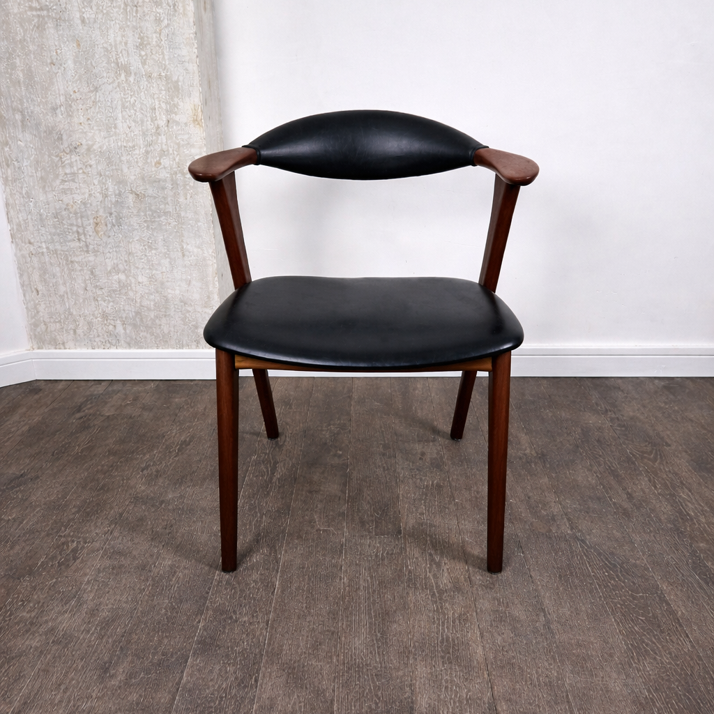 Chaise en teck et simili cuir, modèle 49 par Erik Kirkegaard pour Høng Møbelfabrik, Danemark, 1960 – vue de face – en teck, cuir, simili cuir – Danemark, années 1960 – Atelier 56
