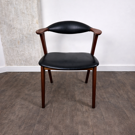 Chaise en teck et simili cuir, modèle 49 par Erik Kirkegaard pour Høng Møbelfabrik, Danemark, 1960 – vue de face – en teck, cuir, simili cuir – Danemark, années 1960 – Atelier 56