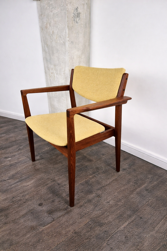 Chaise en teck modèle 196 par Finn Juhl pour France & Søn, Danemark, 1960 – vue de trois-quarts – en teck – Danemark, années 1960 – Atelier 56