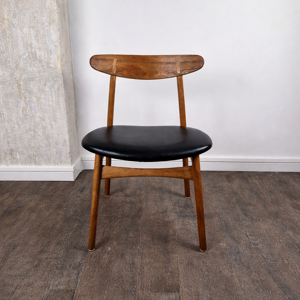 Chaise en chêne modèle CH 30 par Hans J. Wegner pour Carl Hansen & Søn, Danemark, 1960 – vue de face – en chêne, cuir – Danemark, années 1960 – Atelier 56