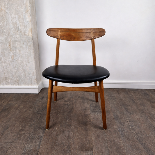Chaise en chêne modèle CH 30 par Hans J. Wegner pour Carl Hansen & Søn, Danemark, 1960 – vue de face – en chêne, cuir – Danemark, années 1960 – Atelier 56