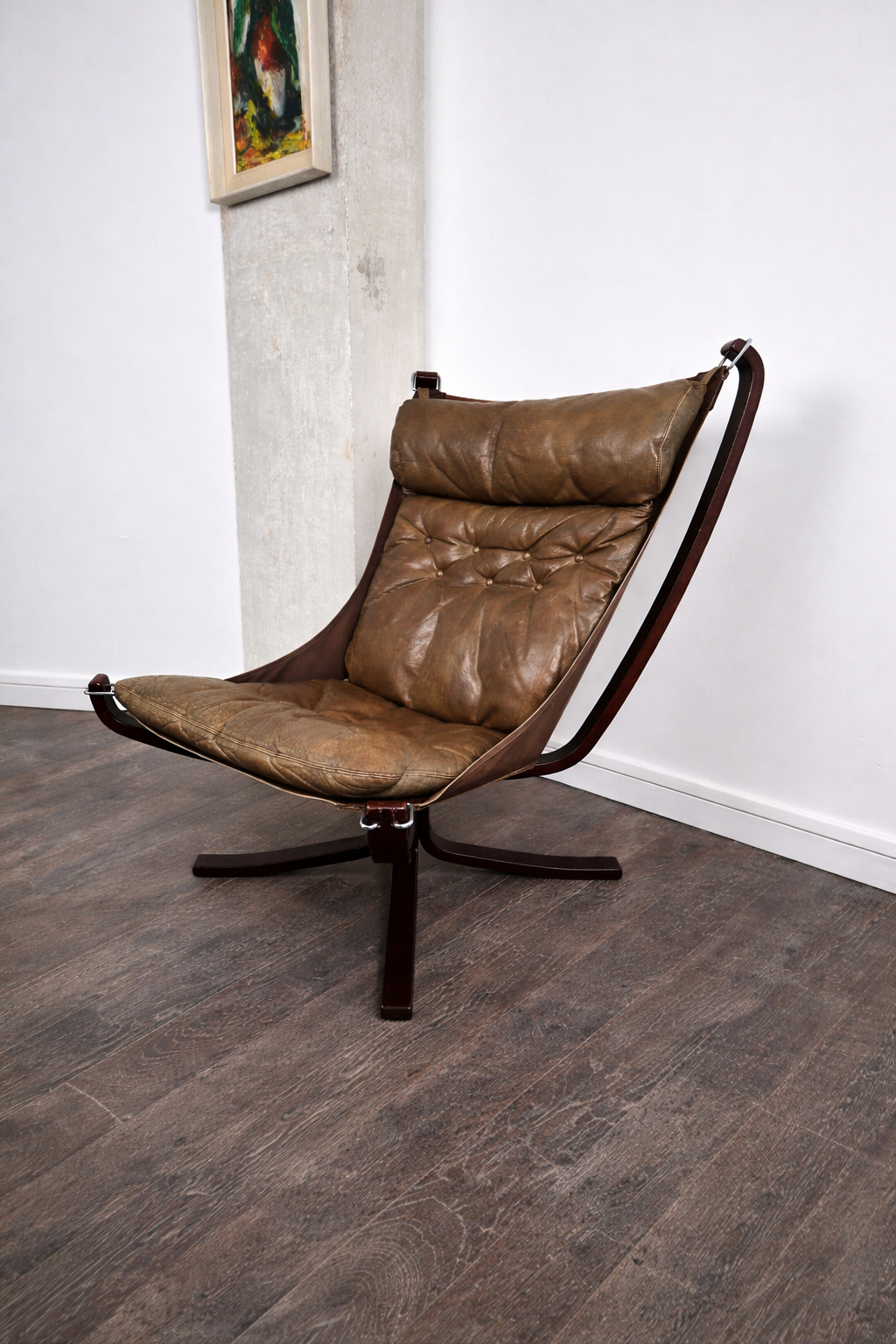 Fauteuil en cuir et structure en hêtre, modèle Falcon par Sigurd Ressel pour Vatne Møbler, Danemark, 1970 – vue de trois-quarts – en cuir – Danemark, années 1970 – Atelier 56