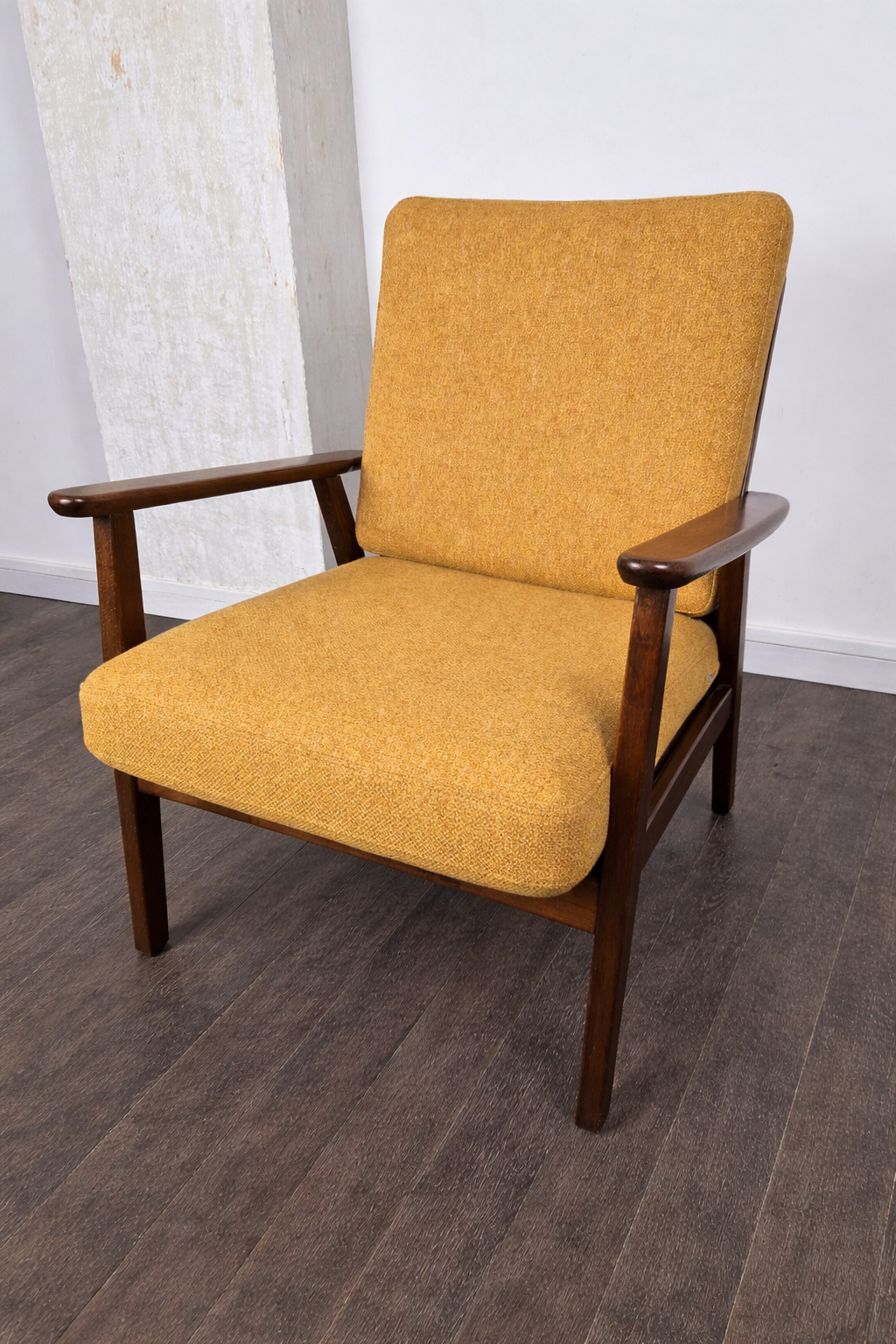 Fauteuil en teck, Danemark, 1970 – vue de trois-quarts – en teck – Danemark, années 1960 – Atelier 56