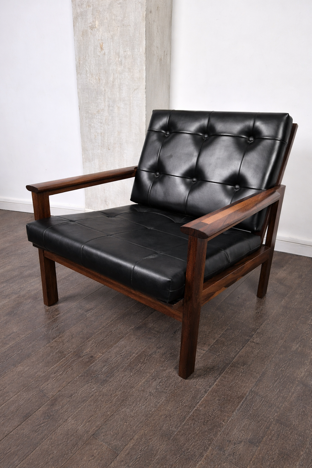 Paire de fauteuil en palissandre modèle Capella par Illum Wikkelsø pour Niels Eilersen, Danemark, 1960 – vue de trois quarts – en palissandre, cuir, simili cuir – Danemark, années 1960 – Atelier 56