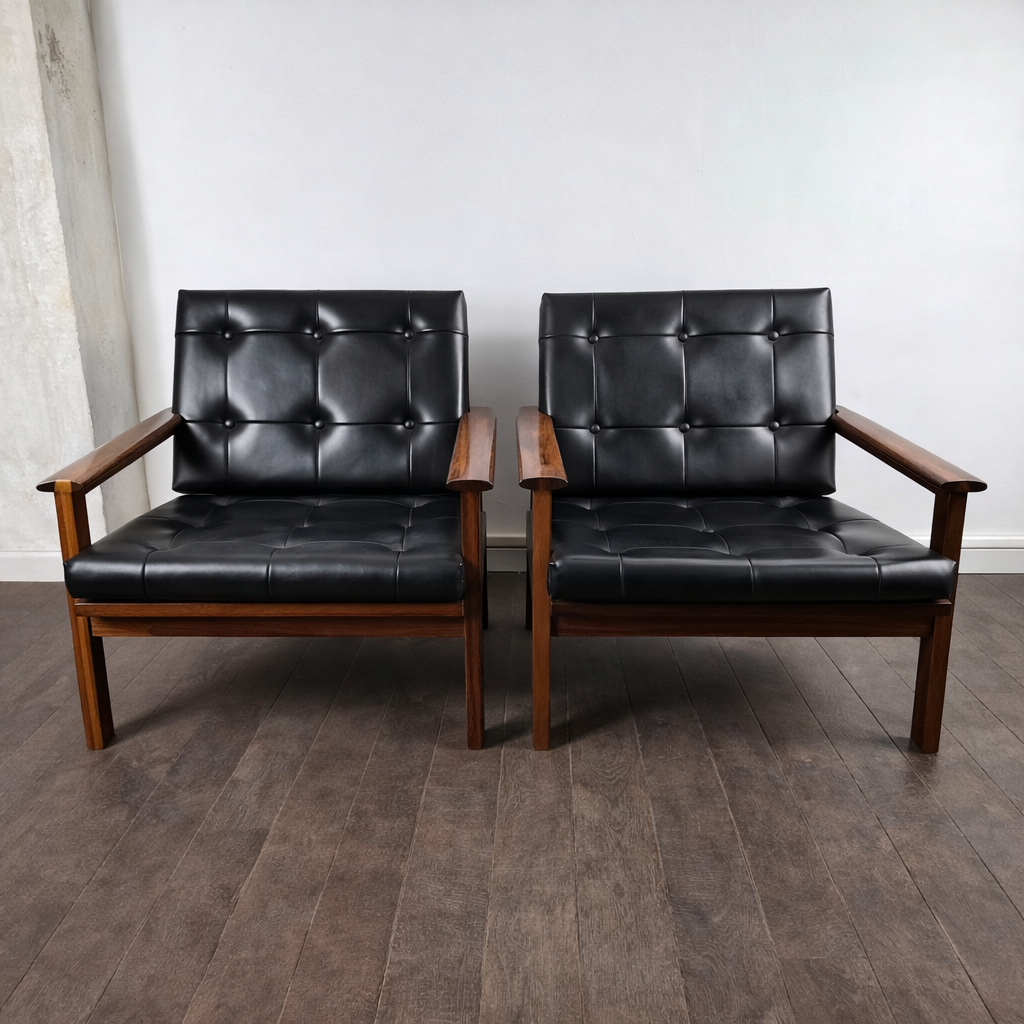 Paire de fauteuil en palissandre modèle Capella par Illum Wikkelsø pour Niels Eilersen, Danemark, 1960 – vue de face – en palissandre, cuir, simili cuir – Danemark, années 1960 – Atelier 56